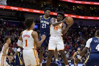Clint Capela (15) et les Hawks ont dominé les Pelicans dimanche à La Nouvelle-Orléans KEYSTONE/AP/Matthew Hinton